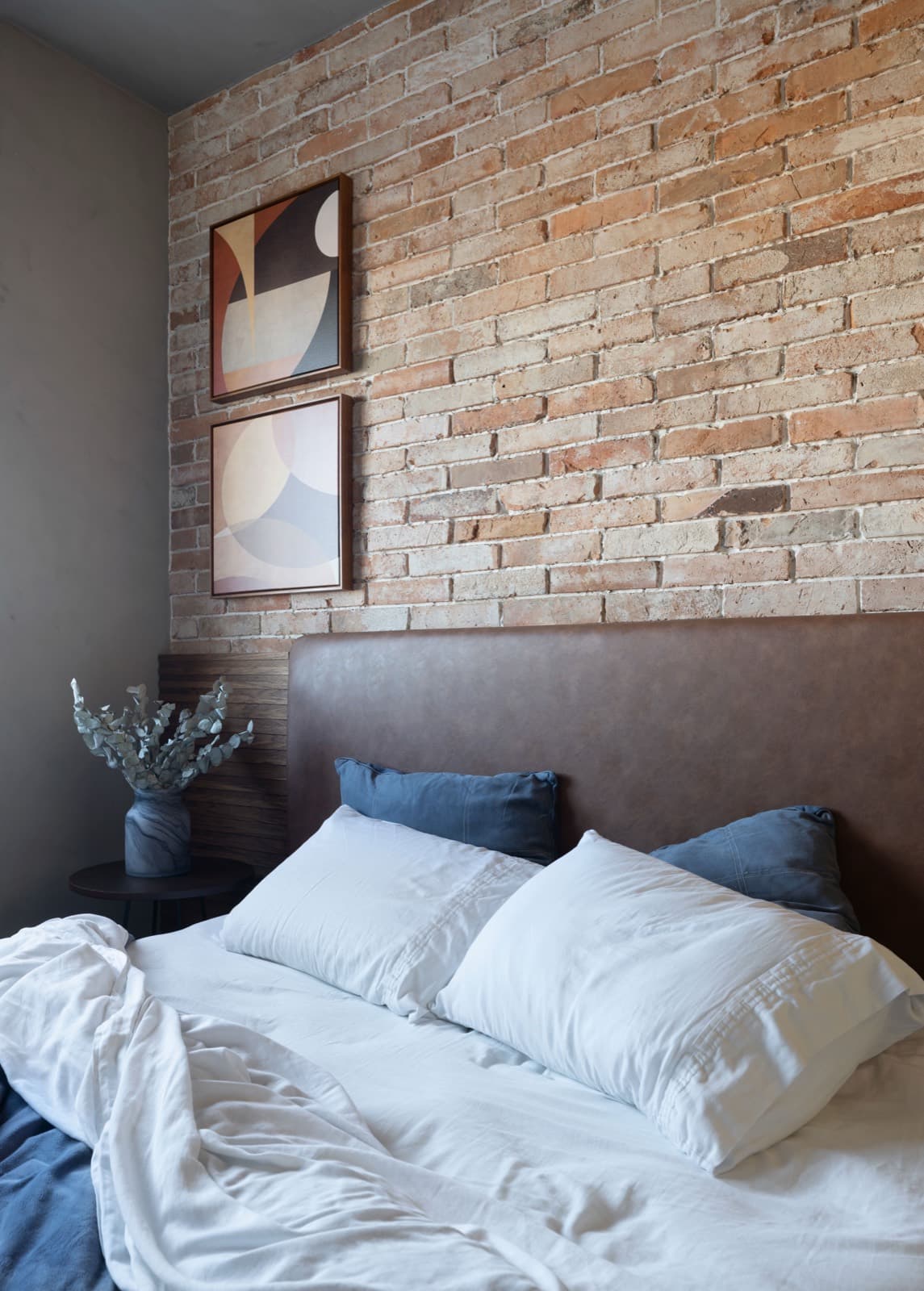 Quarto de hóspedes com parede de tijolo aparente