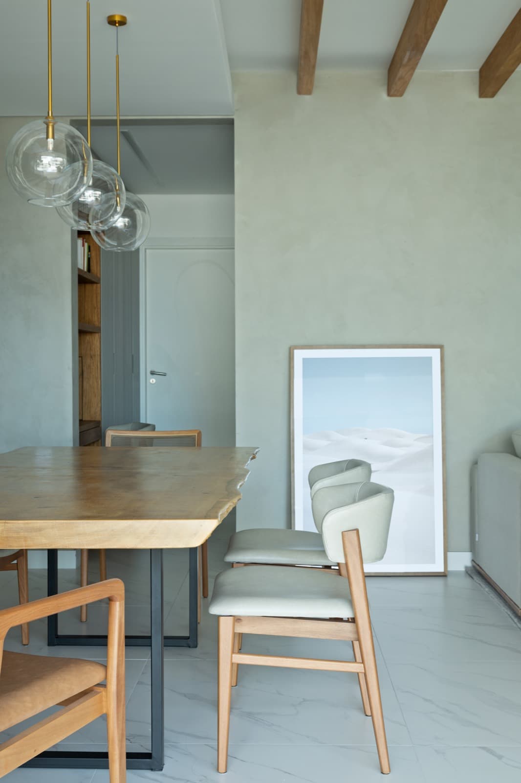 Sala integrada com mesa de jantar em madeira maciça