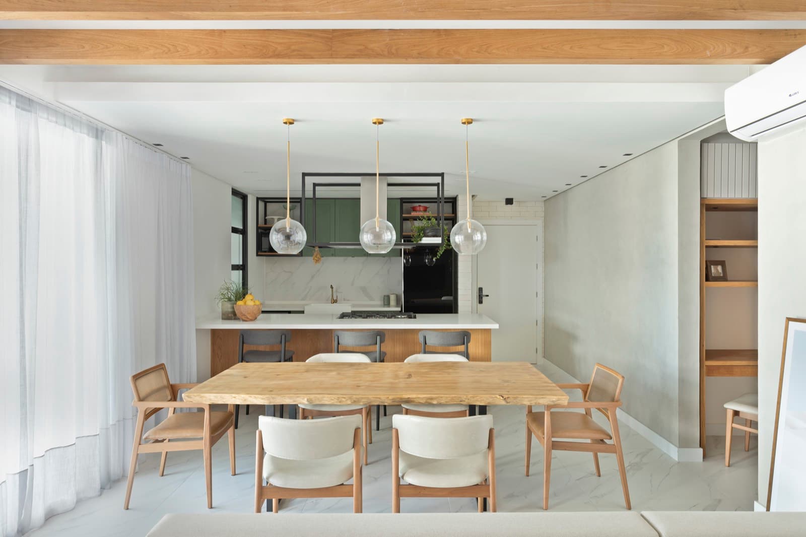 Sala de jantar integrada à cozinha verde