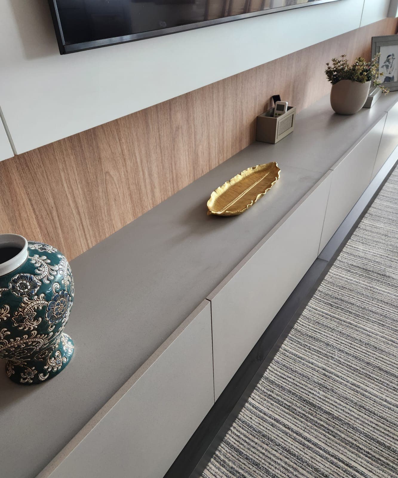 Poltrona e mesa lateral junto ao painel amadeirado