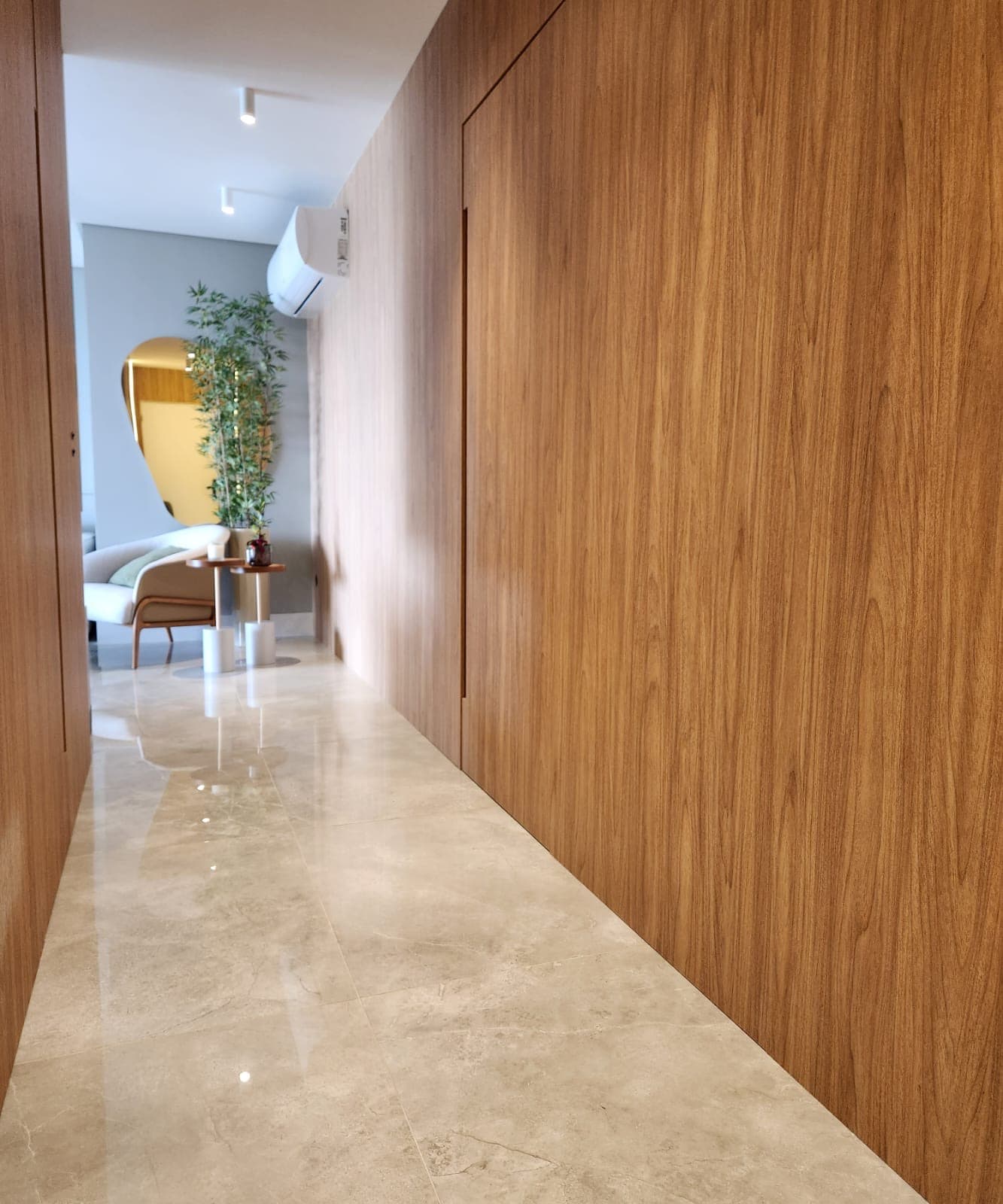 Corredor com marcenaria amadeirada de piso a teto