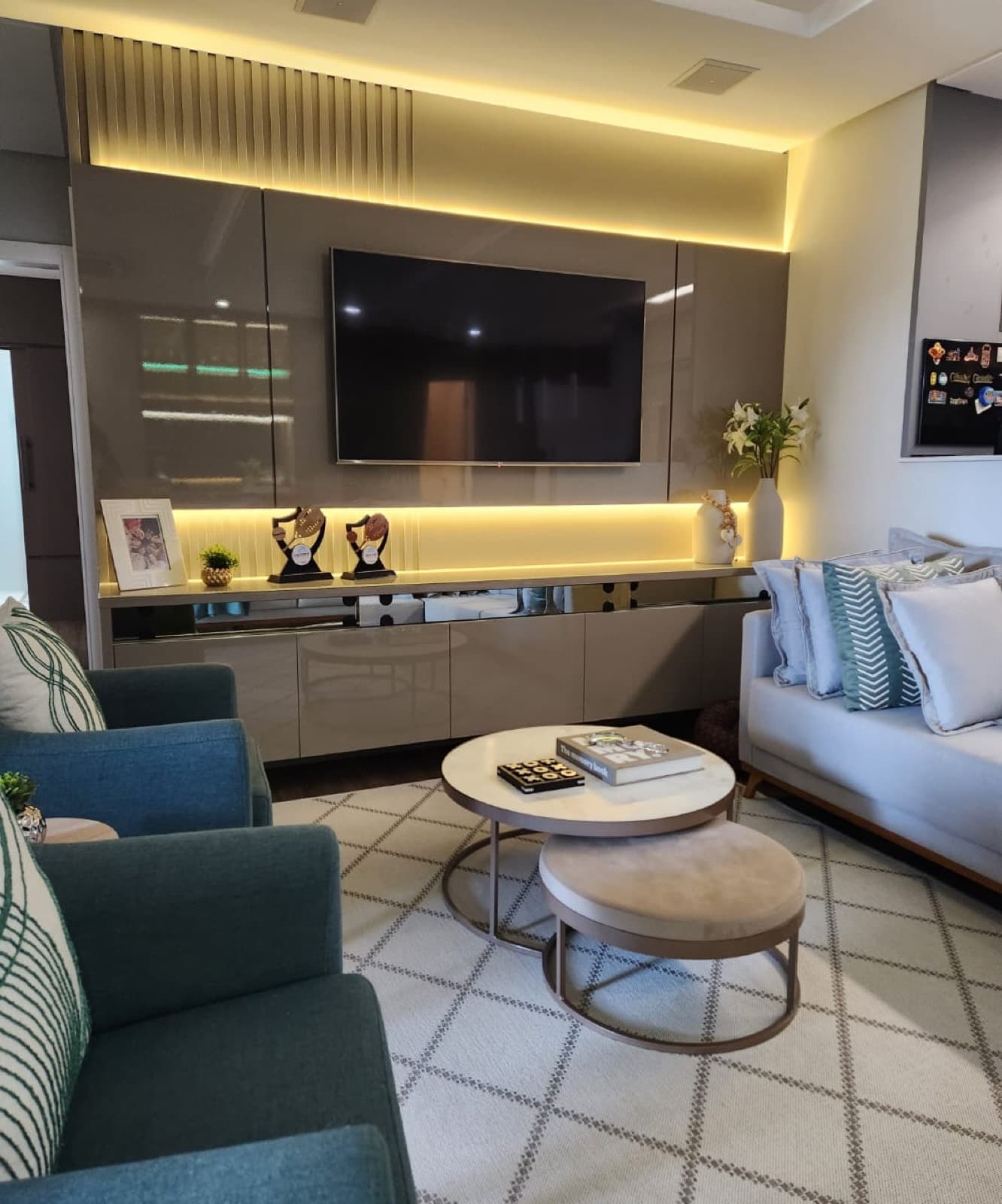 Painel de TV em laca com iluminação embutida