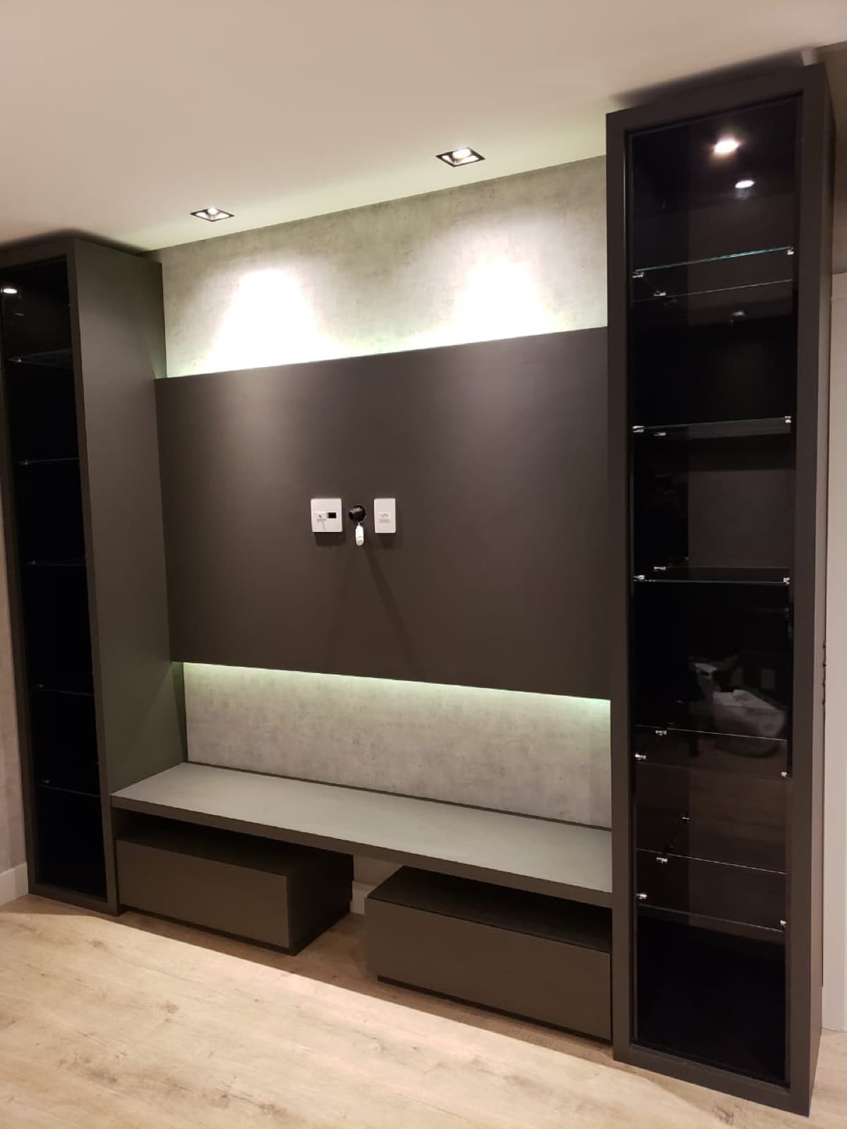 Home theater com painel escuro e banco embutido