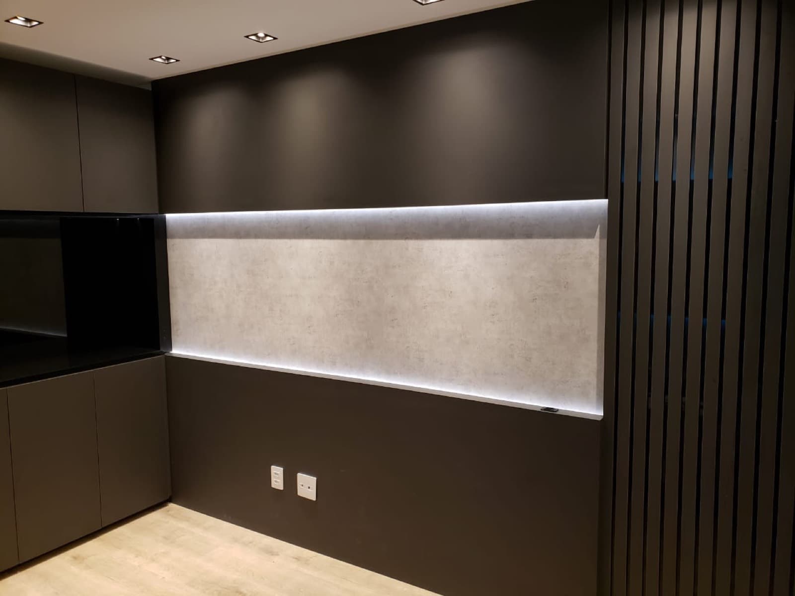Painel ripado escuro do home theater