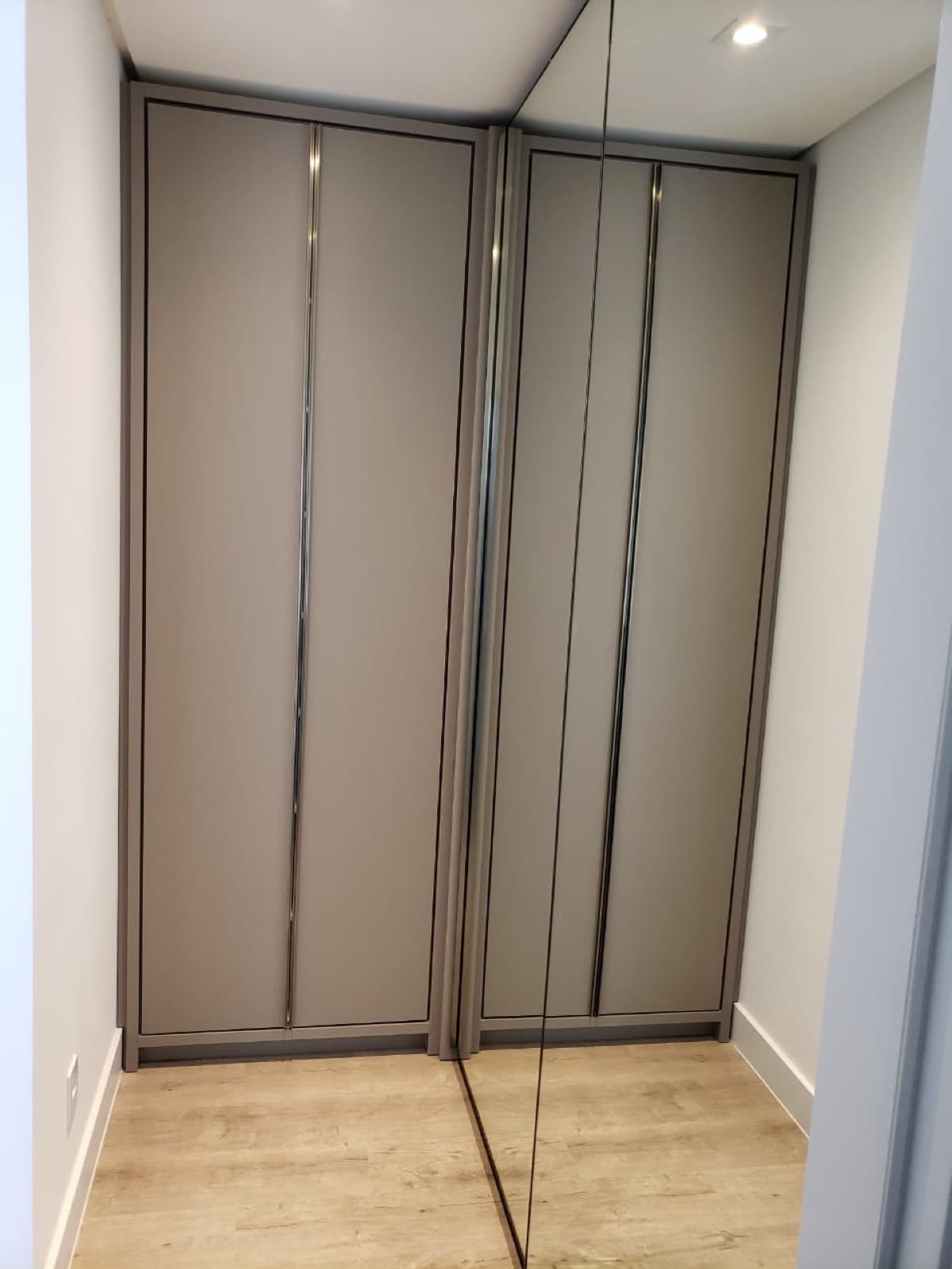 Closet com portas fendi e espelho de corpo inteiro