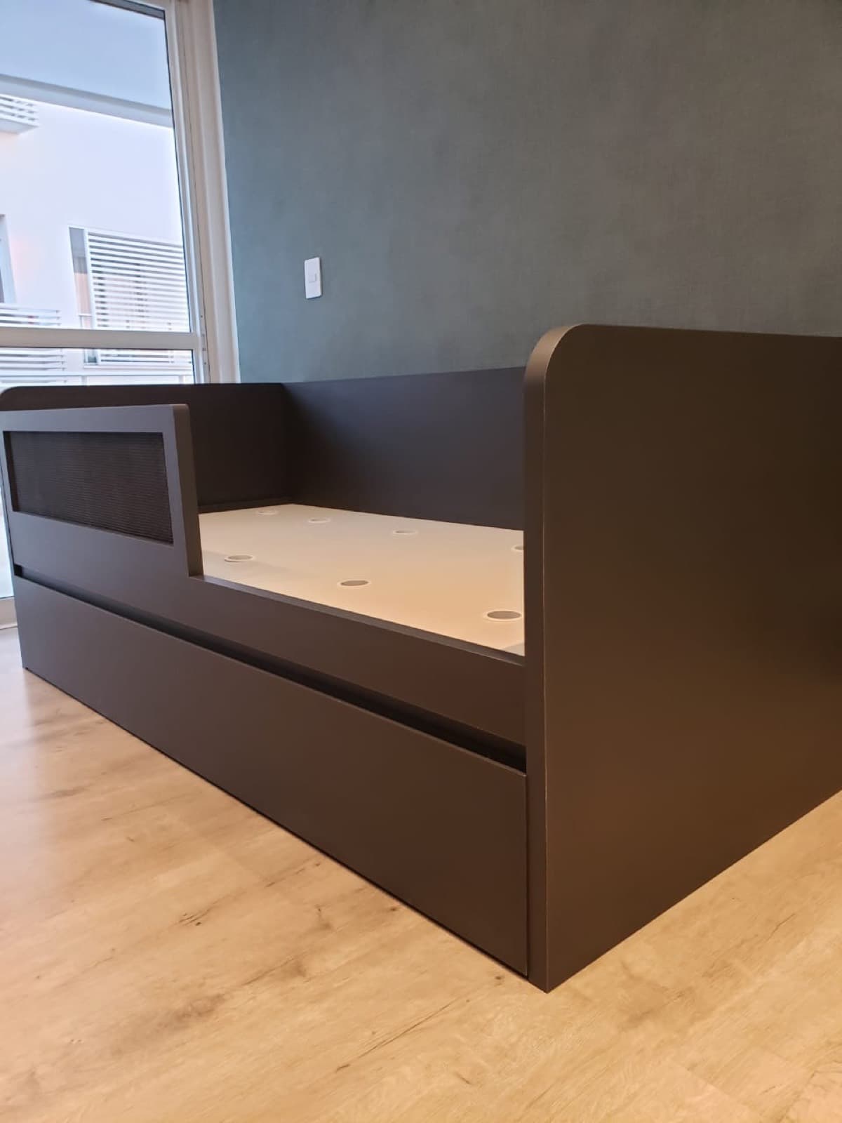 Cama juvenil com cabeceira estofada e cama auxiliar